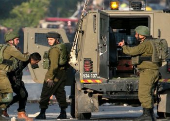 الاحتلال يعتقل 3 فلسطينيين ويصيب آخرين بالاختناق في بيت أمر