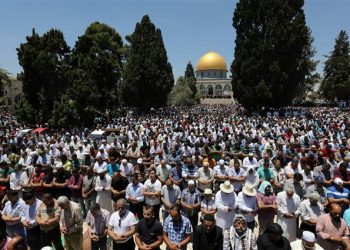 رغم الحر الشديد.. 100 ألف أدوا صلاة الجمعة في الأقصى