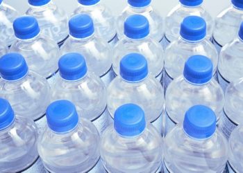 ضبط 900 عبوة مياه منتهية الصلاحية في البلقاء