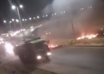 محتجون يغلقون طريق الهاشمية – بلعما تضامنا مع موقوفي الحراك