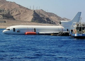 ولي العهد يشارك في إغراق طائرة في العقبة لتشجيع السياحة (صور)