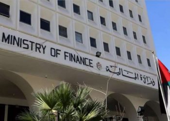 المالية تقرر استيفاء رسوم من شاحنات الترانزيت “بدل مرور”