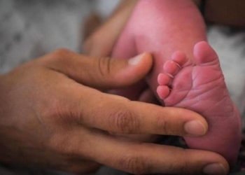صينية باعت ابنيها التوأم من أجل “هاتف وديون”