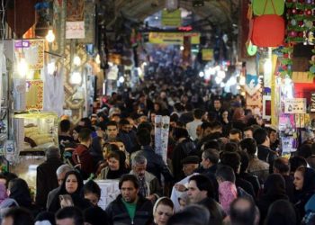 بلومبيرغ: آلاف الإيرانيين يفقدون المساعدات الحكومية