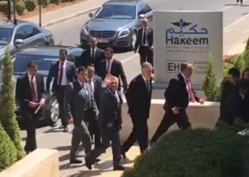 الملك يزور مجمع الملك حسين للأعمال