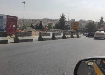 فرد حواجز لمسار الباص السريع بشارع الكندي فجر الثلاثاء
