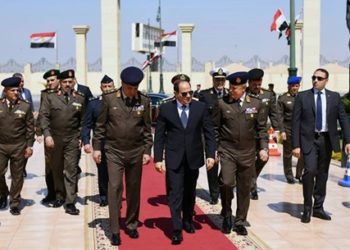 هآرتس: السيسي لا يخشى انقلابا سياسيا ويسيطر بقوة على الجيش