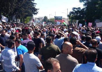 معلمو إربد ينفذون وقفة احتجاجية حاشدة للمطالبة بحقوقهم (صور وفيديو)
