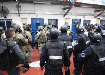 اقتحام وحشي لسجن “جلبوع” والاعتداء على الأسرى والتنكيل بهم