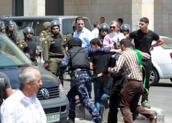 مصادر عبرية: أمن السلطة اعتقل خلية لتصنيع الصواريخ بالضفة