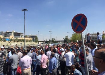 الأمن يمنع وصول المعلمين للرابع وهتافات مطلبية على “الداخلية” (صور وفيديو)