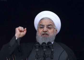 روحاني يلوح بتخفيض التزام إيران بالاتفاق النووي