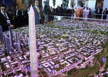 مقاول مصري يكشف كيف أهدر السيسي وزوجته وقادة بالجيش مليارات الجنيهات