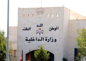 محافظ العاصمة يطالب “المعلمين” بالاعتصام أمام النواب