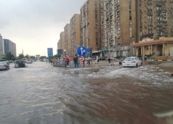 المصريون عبر وسم “مصر بتغرق”:”أبوس إيدك كفاية إنجازات”