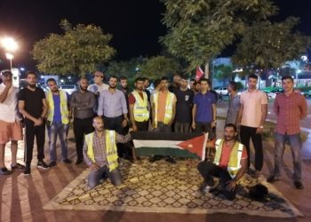 وقفة ليلية لشباب العقبة للمطالبة بتثبيتهم والإفراج عن زميلهم حمزة المغربي