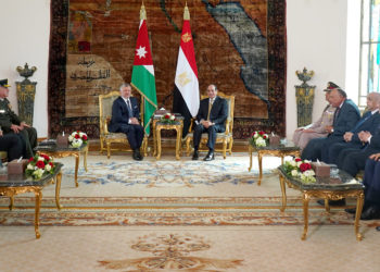الملك يجري مباحثات مع السيسي في القاهرة