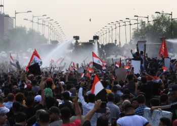 قتيل ومصابون بمظاهرات بغداد والسيستاني يحذر من الفوضى ويطالب بالسلمية