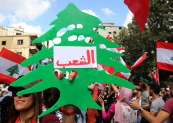 اللبنانيون يتظاهرون لليوم الخامس وترقب لخطوة الحريري