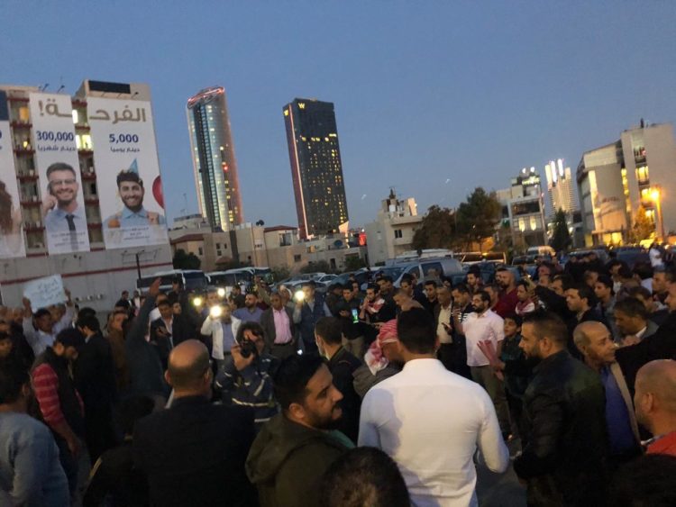 وقفة احتجاجية قرب الدوار الرابع
