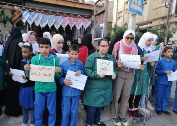 وقفة للطلاب المكفوفين أمام “التربية” للمطالبة بحل مشكلة إضراب السائقين