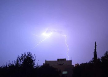 “الأرصاد الجوية” تقدم إرشادات للمواطنين أثناء البرق والرعد