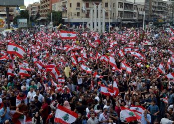 في يوم المظاهرات الرابع.. الحريري يطرح ورقة اقتصادية وجعجع يطالب الحكومة بالاستقالة