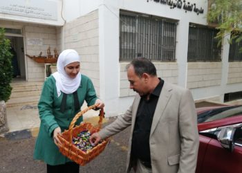 طلبة العقبة يستقبلون معلميهم بالورود والحلويات