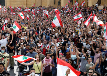 اللبنانيون يستعدون لمظاهرة حاشدة ظهرا