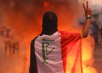 أحد المحتجين في ساحة الطيران