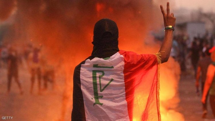 أحد المحتجين في ساحة الطيران