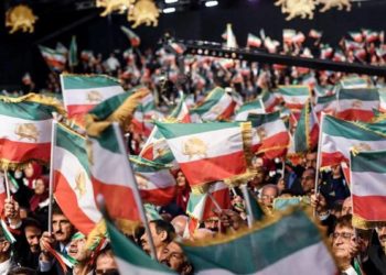 أعضاء مجاهدي خلق يلوحون بالأعلام الإيرانية بألبانيا