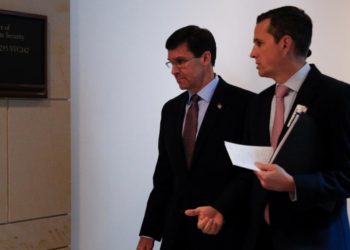 إسبر سيجتمع مع زعماء المملكة والقوات الأميركية هناك