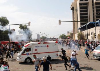 احتجاجات بغداد تتجدد وقتلى وحظر تجول