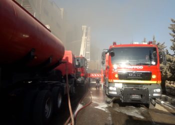 الدفاع المدني يخمد حريقا بمصنع في سحاب