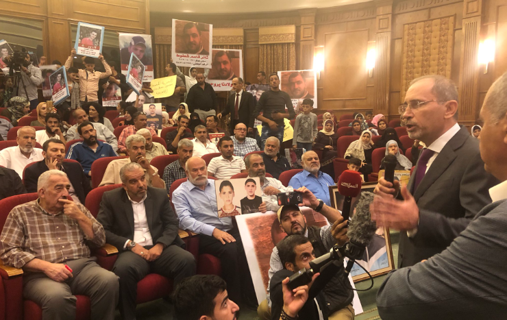 الصفدي يلتقي ذوي الأسرى الأردنيين في سجون الاحتلال داخل مبنى الوزارة