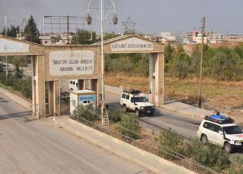 سيارات تابعة للصليب الأحمر تقل عناصر من حزب العمال الكردستاني تغادر مدينة رأس العين شمالي سوريا