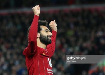 صلاح يحتفل بهدفه في توتنهام