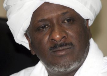 بتهمة خيانة الأمانة.. وزير المالية السوداني السابق بقبضة الشرطة