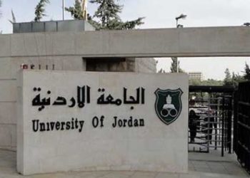 الجامعة الأردنية تكشف حقيقة سيارة حكومية تبيع الفاكهة