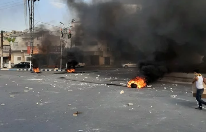 يحتج البحارة على سوء المعاملة في معبر جابر الحدودي