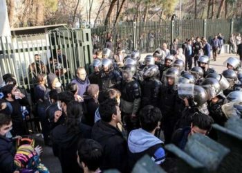 تظاهرات في إيران احتجاجا على رفع أسعار الوقود