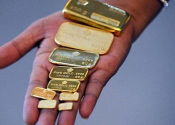 كشفتها مشيتها.. حاولت تهريب سبائك ذهبية في حذائها