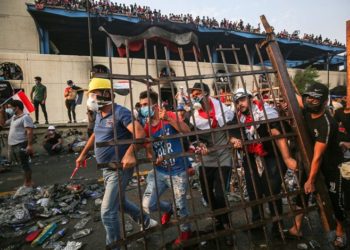 نيويورك تايمز: لماذا تخاف إيران من ثورتي العراق ولبنان؟