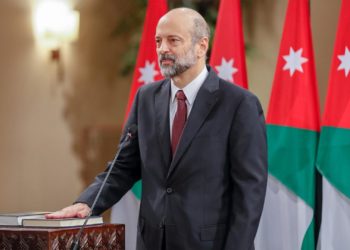 الأردنيون يترقبون “تعديلا غامضا” على حكومة الرزاز
