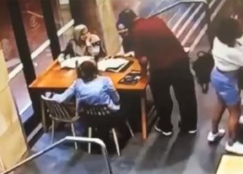 شاهد.. أسترالي يهاجم بوحشية مسلمة حامل في سيدني