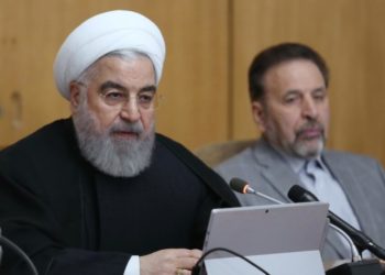 إيران.. احتجاجات عنيفة وروحاني يعد بتقديم مساعدات للمحتاجين