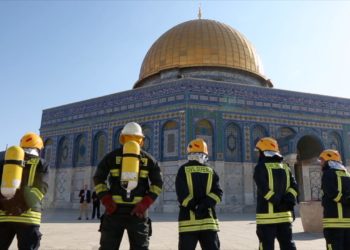 الدفاع المدني يوفر متطلبات السلامة العامة داخل المسجد الأقصى (صور)