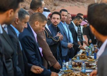 ولي العهد يلتقي شبابا من الحويطات في رم
