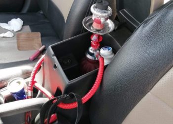 ساءق يدخن الأرجيلة خلال قيادته المركبة
